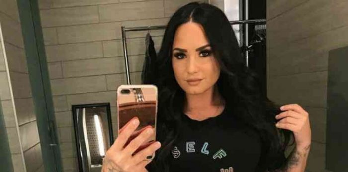 Ünlü şarkıcı Demi Lovato hastaneye kaldırıldı