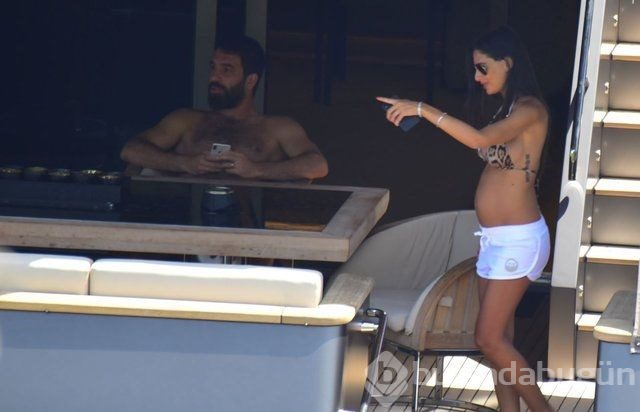 Arda Turan ile Aslıhan Doğan'ın bebeği göründü
