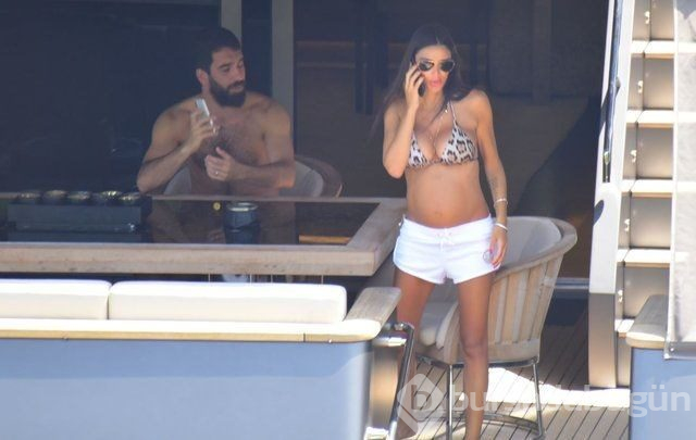 Arda Turan ile Aslıhan Doğan'ın bebeği göründü