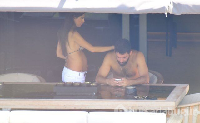 Arda Turan ile Aslıhan Doğan'ın bebeği göründü