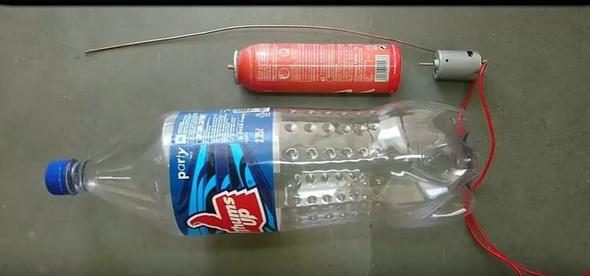 Telefon ve şişeyle birlikte bakın neye dönüşecek! Şaşıracaksınız
