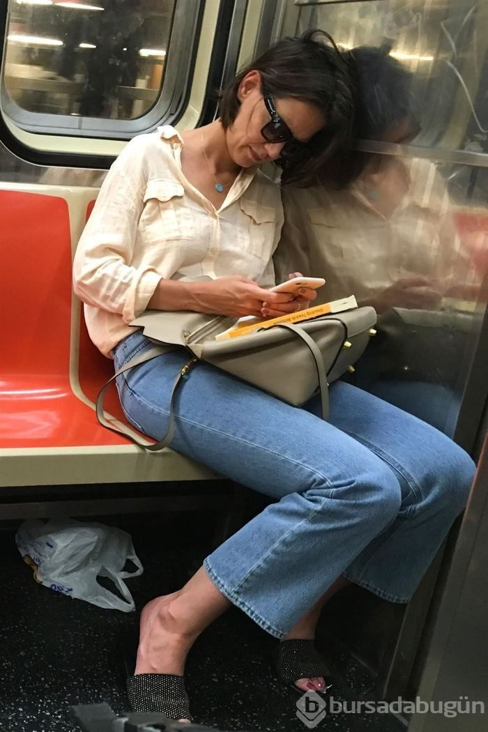 Katie Holmes metroda (Toplu taşımaya binen ünlüler)