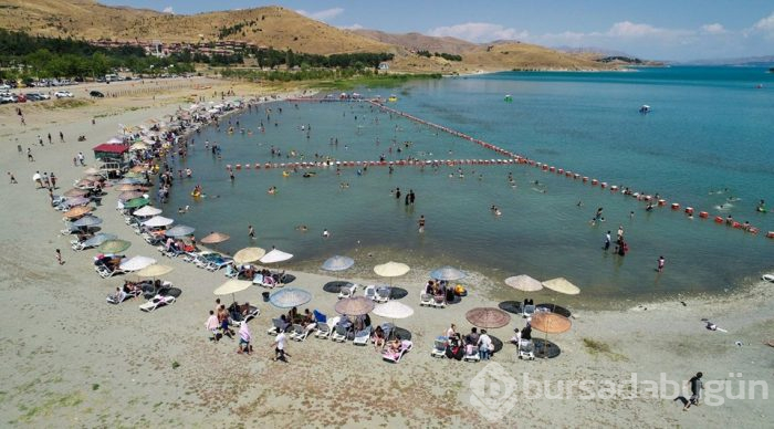 Elazığ'daki Hazar Gölü Doğu'daki tatilcilerin gözdesi