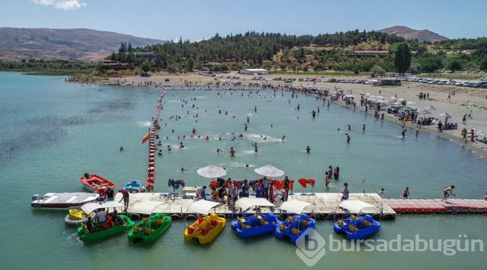 Elazığ'daki Hazar Gölü Doğu'daki tatilcilerin gözdesi