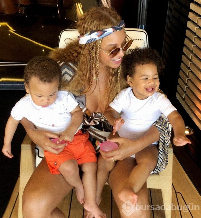 Beyonce ikiz bebekleriyle tatilde