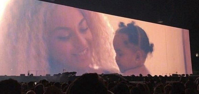 Beyonce ikiz bebekleriyle tatilde