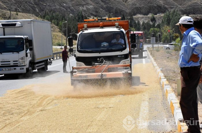 TIR devrildi; 6 ton arpa yola saçıldı