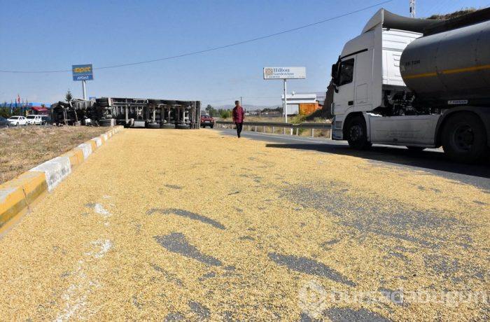 TIR devrildi; 6 ton arpa yola saçıldı