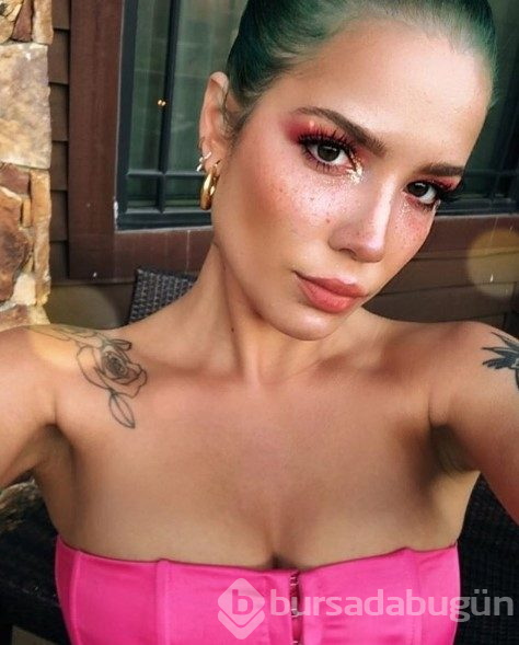 Ünlü şarkıcı Playboy tavşanı oldu
