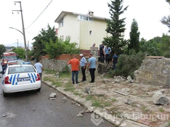 Çekmeköy'de cip duvarı aşıp evin bahçesine uçtu; dede torun yaralandı
