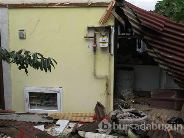 Çekmeköy'de cip duvarı aşıp evin bahçesine uçtu; dede torun yaralandı
