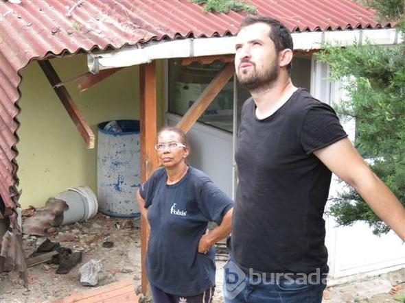 Çekmeköy'de cip duvarı aşıp evin bahçesine uçtu; dede torun yaralandı
