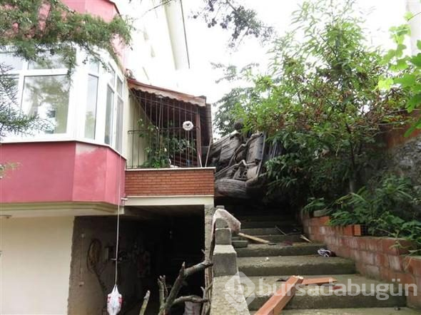 Çekmeköy'de cip duvarı aşıp evin bahçesine uçtu; dede torun yaralandı
