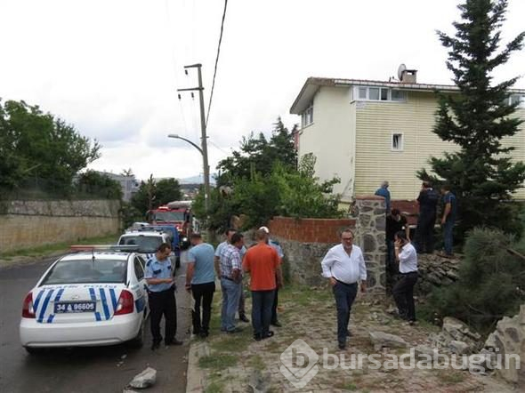 Çekmeköy'de cip duvarı aşıp evin bahçesine uçtu; dede torun yaralandı
