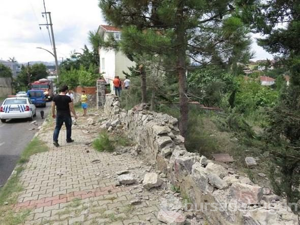 Çekmeköy'de cip duvarı aşıp evin bahçesine uçtu; dede torun yaralandı
