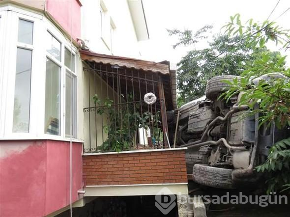 Çekmeköy'de cip duvarı aşıp evin bahçesine uçtu; dede torun yaralandı
