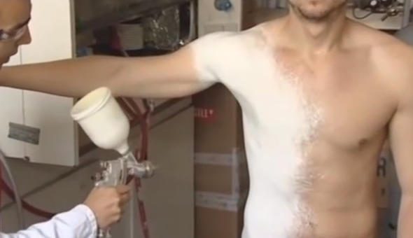 Önce soyunuyorlar, sonra sprey onları bakın nasıl değiştiriyor?
