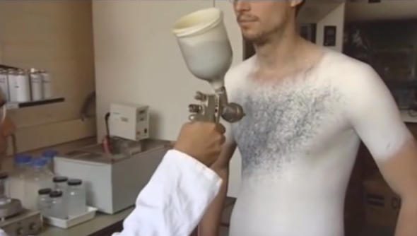 Önce soyunuyorlar, sonra sprey onları bakın nasıl değiştiriyor?
