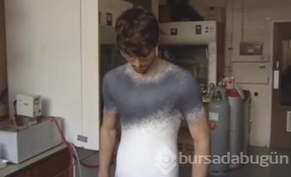 Önce soyunuyorlar, sonra sprey onları bakın nasıl değiştiriyor?
