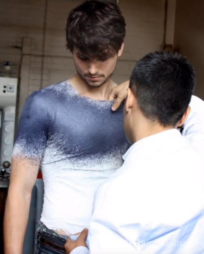Önce soyunuyorlar, sonra sprey onları bakın nasıl değiştiriyor?
