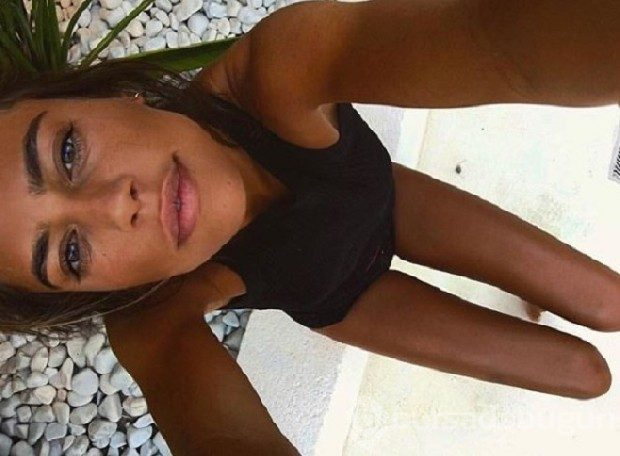 Nicklas Bendtner, model sevgilisi Philine Roepstorff ile göle çıplak girdi
