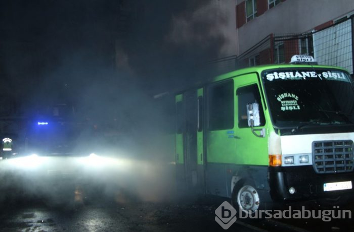 Beyoğlu'nda park halindeki dolmuş yandı