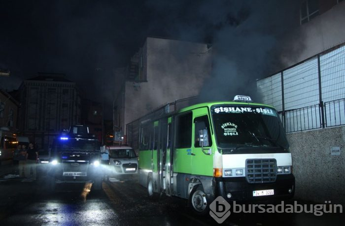 Beyoğlu'nda park halindeki dolmuş yandı