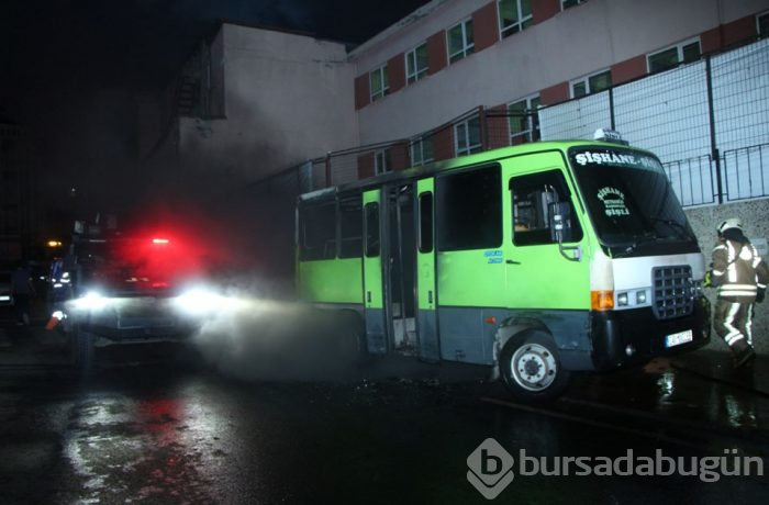 Beyoğlu'nda park halindeki dolmuş yandı