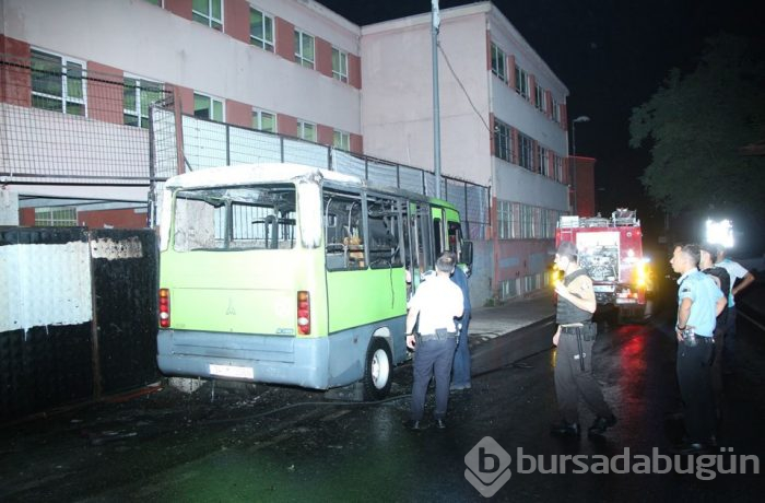 Beyoğlu'nda park halindeki dolmuş yandı