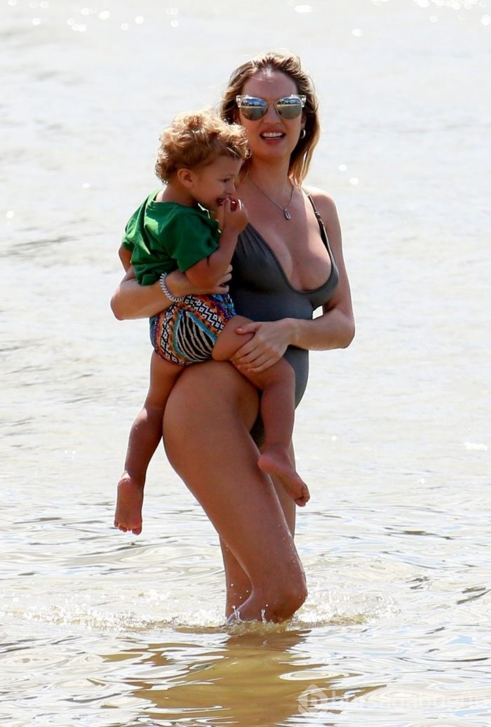 Bir ay önce doğum yapan Candice Swanepoel plajda