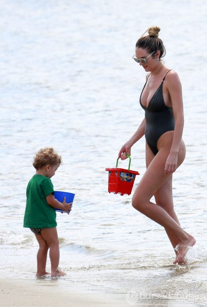 Bir ay önce doğum yapan Candice Swanepoel plajda