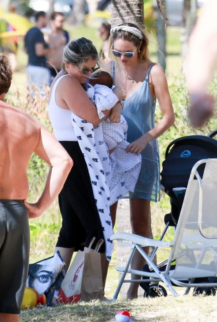 Bir ay önce doğum yapan Candice Swanepoel plajda