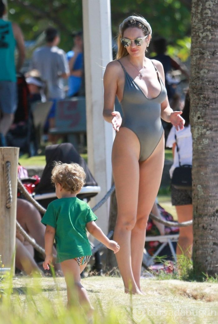 Bir ay önce doğum yapan Candice Swanepoel plajda