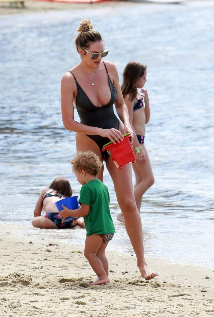 Bir ay önce doğum yapan Candice Swanepoel plajda