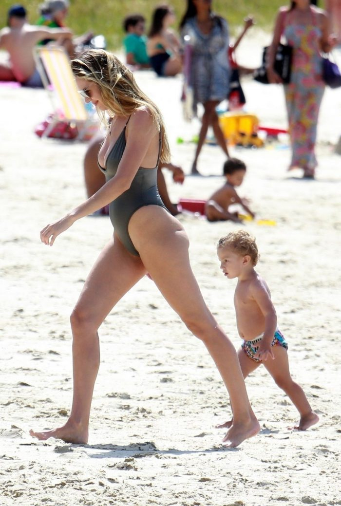 Bir ay önce doğum yapan Candice Swanepoel plajda