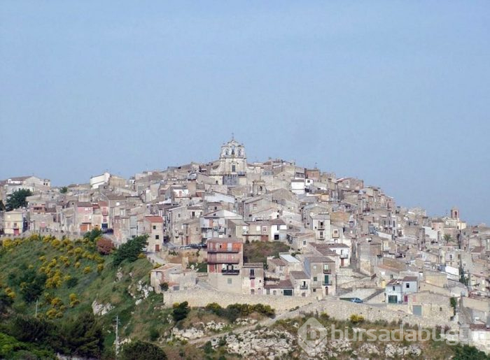 İtalya'nın Mussomeli kentinde yazlık evler 1 euro