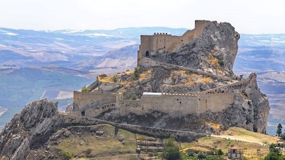 İtalya'nın Mussomeli kentinde yazlık evler 1 euro