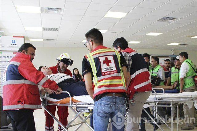 Düşen uçaktan yürüyerek çıktılar