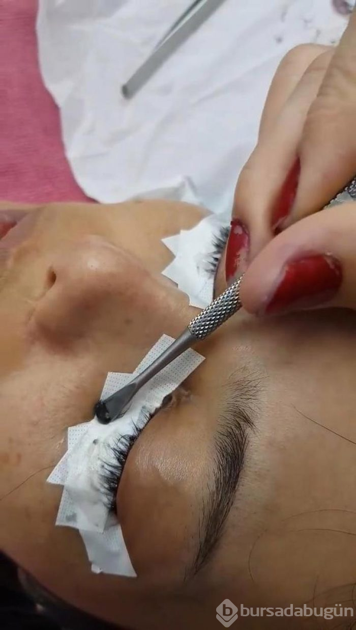 Güzellik uğruna kirpiklerinden oldu! "Takma kirpik" dehşeti