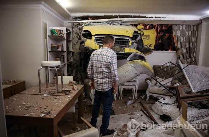 Duvarı yıkan taksi evin salonuna girdi