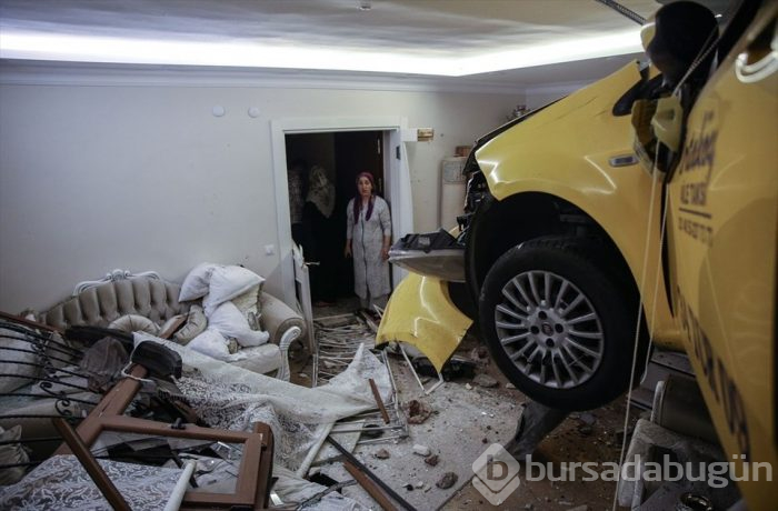 Duvarı yıkan taksi evin salonuna girdi
