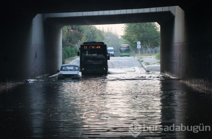 Adana'da sulama kanalı taştı, araçlar mahsur kaldı