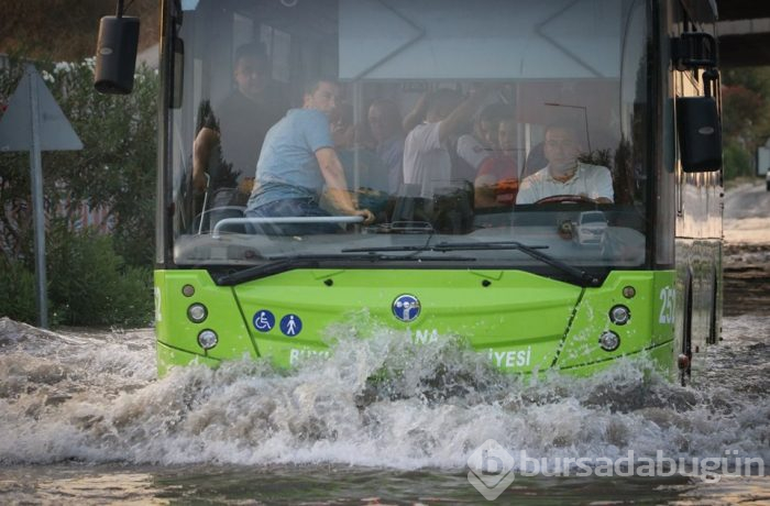Adana'da sulama kanalı taştı, araçlar mahsur kaldı