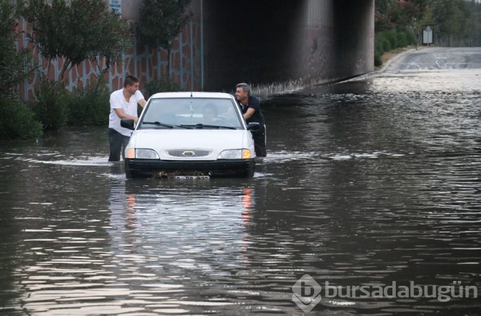 Adana'da sulama kanalı taştı, araçlar mahsur kaldı
