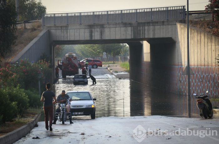 Adana'da sulama kanalı taştı, araçlar mahsur kaldı