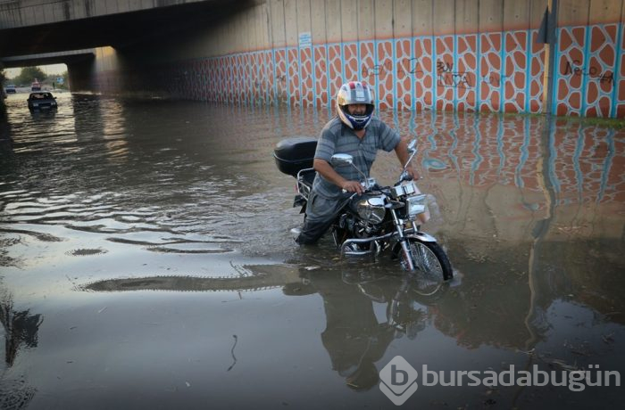 Adana'da sulama kanalı taştı, araçlar mahsur kaldı