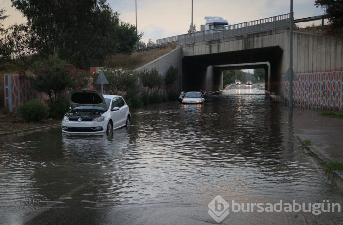 Adana'da sulama kanalı taştı, araçlar mahsur kaldı