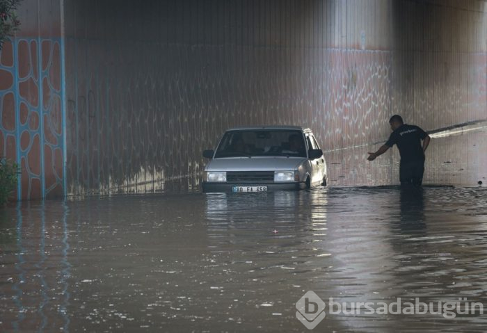 Adana'da sulama kanalı taştı, araçlar mahsur kaldı