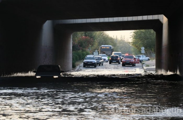 Adana'da sulama kanalı taştı, araçlar mahsur kaldı