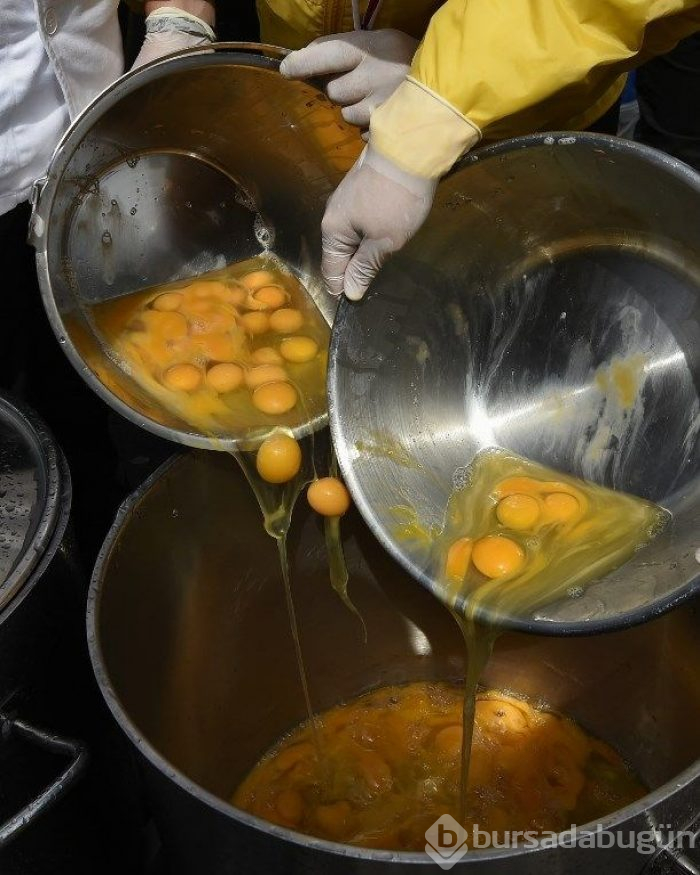 Belçika'da 10 bin yumurtalı dev omlet